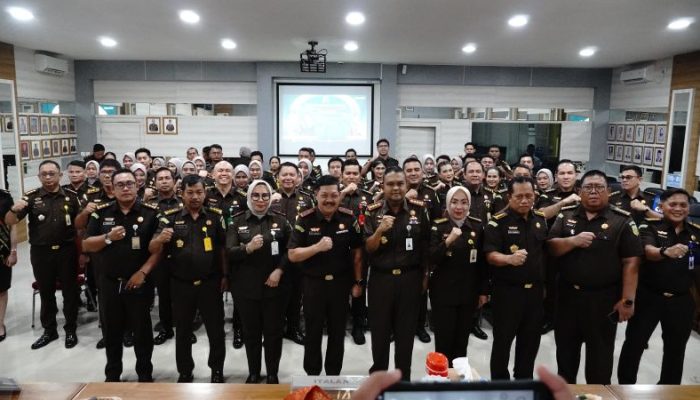 Kajati Kepri Supervisi Kejari Tanjungpinang, Bagikan KIA dan Musnahkan Narkotika
