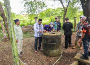 Lis Ajak Warga Jaga Kebersihan dan Rawat Taman Batu 10
