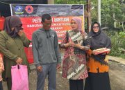 Korban Rumah Roboh Terima Bantuan Rp49 Juta, Wabup Deby: Jangan Larut dalam Duka
