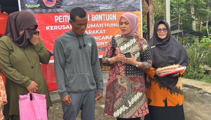 Korban Rumah Roboh Terima Bantuan Rp49 Juta, Wabup Deby: Jangan Larut dalam Duka