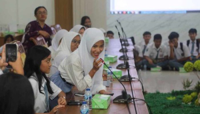 Pelajar SMA 27 Batam Saksikan Sidang Paripurna, DPRD Harap Lahir Pemimpin Masa Depan