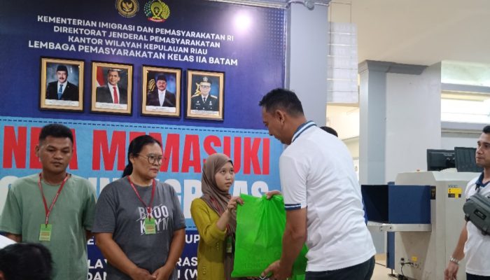 Momentum Hari Bakti, Lapas Batam Salurkan Bantuan Sembako ke Warga Sekitar