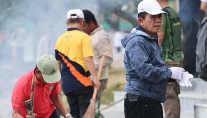 Turun Tangan Bersihkan Tugu Sirih, Ansar: Kebersihan adalah Wajah Daerah