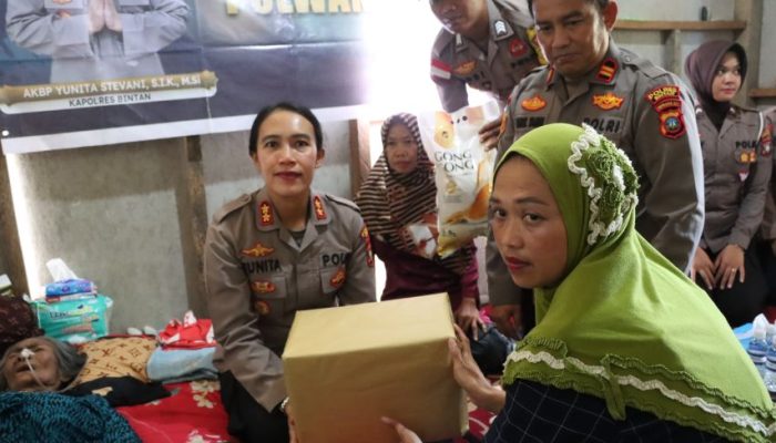 AKBP Yunita Stevani Pimpin Jumat Berkah, Polwan Bintan Bantu Lansia Penderita Stroke
