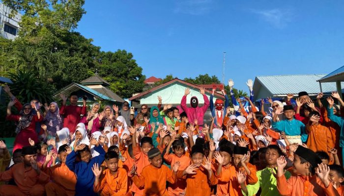 Bikin Heboh! Karyawan Berkostum Superhero Bagikan Makanan Bergizi Gratis
