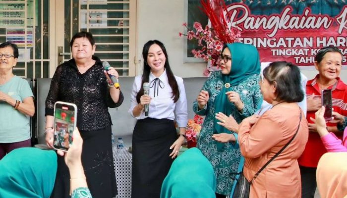 Dua Panti Jompo Disambangi, Li Claudia dan Erlita Bawa Senyum Hari Ibu untuk Para Lansia