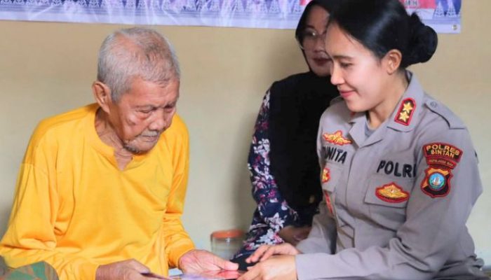 Polres Bintan Gelar “Jum’at Berkah”, Bantu Warga Lansia di Teluk Bintan