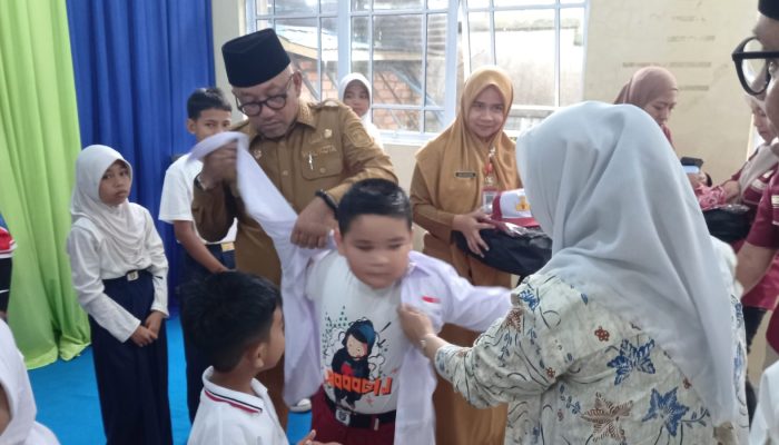 Ribuan Siswa SD–SMP Terima Seragam Gratis, Pemko Tanjungpinang Perkuat Mutu Pendidikan