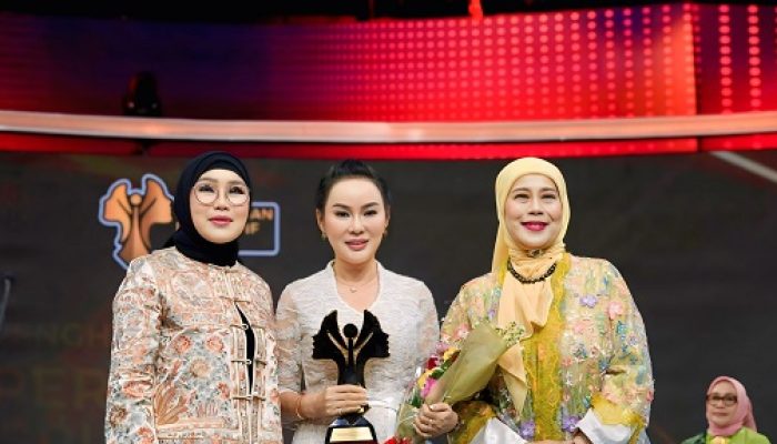 Li Claudia Chandra Terima Penghargaan Perempuan Inspiratif dan Wonder Mom