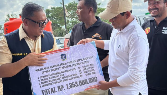 Wagub Kepri Nyanyang Antar Langsung Bantuan untuk Warga Aceh Tamiang
