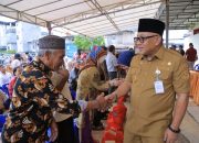 Ratusan Lansia di Bukit Bestari Terima Bantuan Sembako dari Pemko