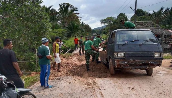 Dua Kali Kecelakaan, Warga Musai Perbaiki Jalan Lintas Desa Secara Swadaya