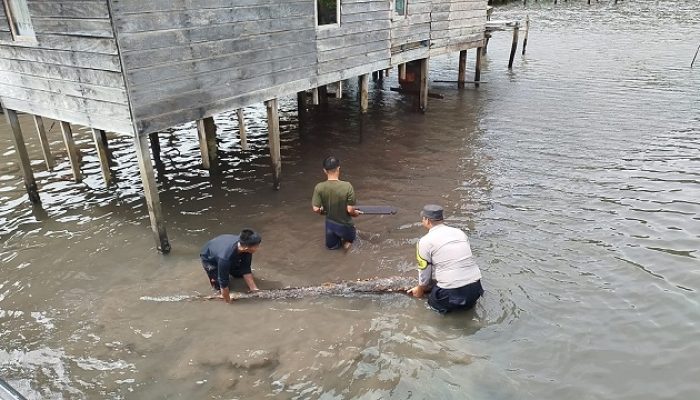 Polisi Turun Tangan Perbaiki Rumah Warga di Pulau Terluar Anambas