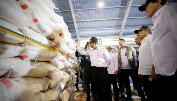 Seribu Ton Beras Ilegal Terungkap di Kepri, Mentan: Ini Kejahatan Pangan