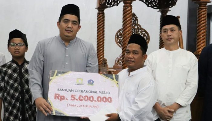 Safari Ramadan di Dua Masjid, Bupati Bintan Serahkan Bantuan dan Santunan