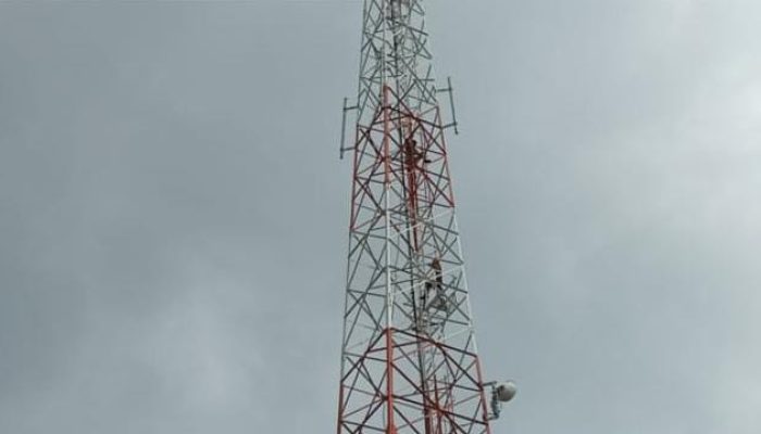 Empat Jam Negosiasi, Pemuda yang Panjat Tower di Batu Aji Berhasil Dievakuasi
