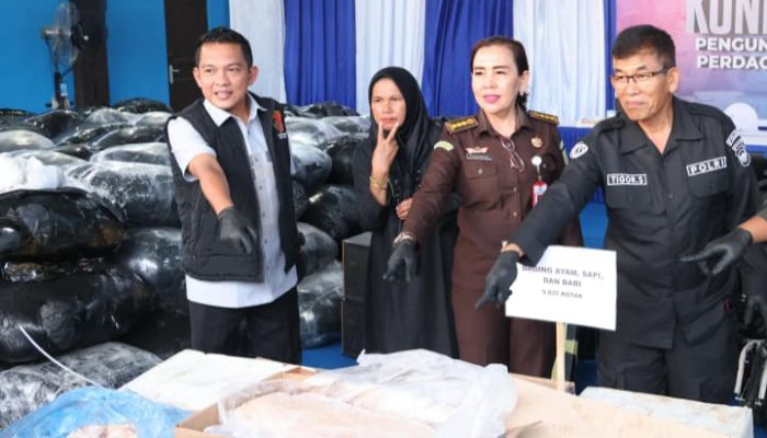 Ditreskrimsus Polda Kepri Sita 5.037 Kotak Daging dan Dua Kapal