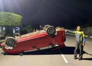 Mobil Terbalik di Basuki Rahmat, Dua Mahasiswa Luka Ringan