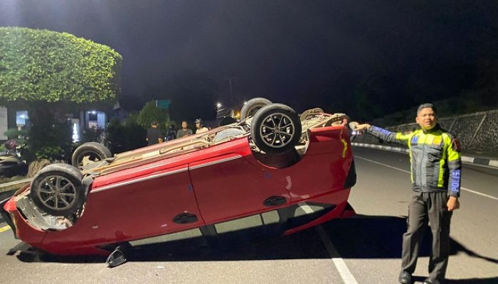 Mobil Terbalik di Basuki Rahmat, Dua Mahasiswa Luka Ringan