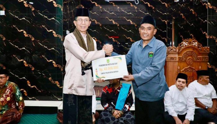 Amsakar Serahkan Rp115 Juta untuk Dua Masjid di Batuaji