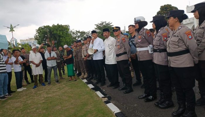 Pedagang Taman Gurindam 12 Demo di Gedung Daerah Kepri