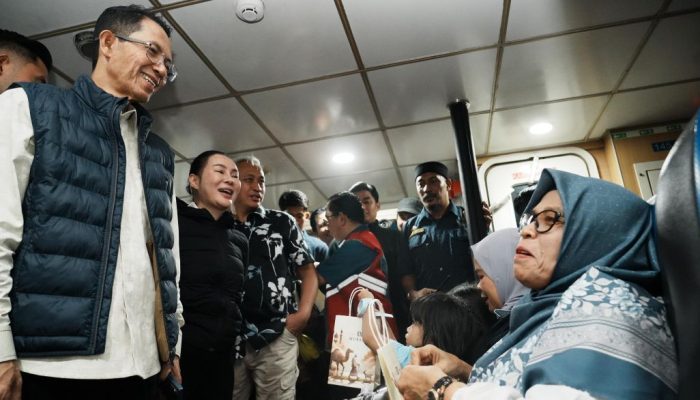 Pastikan Mudik Lancar, Amsakar dan Li Claudia Temui Pemudik di Sekupang