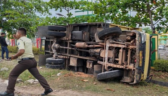 Sopir Panik Hindari Mobil, Lori Box Terguling di Tanjungpinang