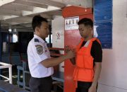 Jelang Mudik Lebaran, UPP Tanjung Uban Edukasi Penumpang Gunakan Life Jacket