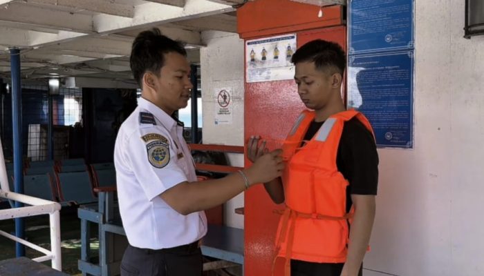 Jelang Mudik Lebaran, UPP Tanjung Uban Edukasi Penumpang Gunakan Life Jacket