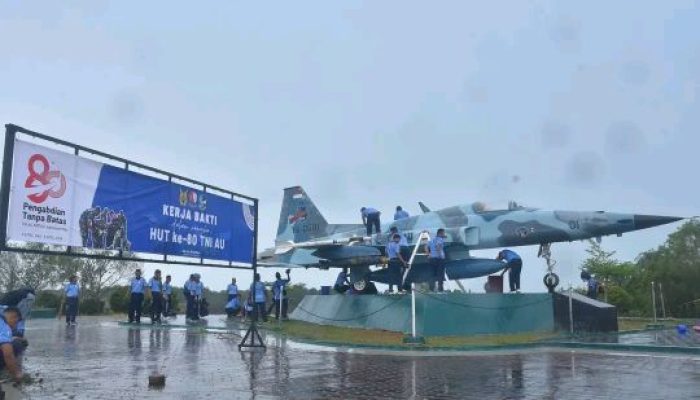 Lanud RHF Bersihkan Ikon Kota di Tengah Hujan Jelang HUT TNI AU