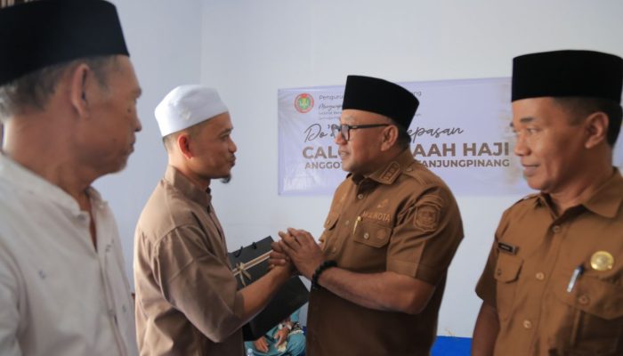 CJH PGRI Dilepas, Lis Darmansyah Titip Doa untuk Tanjungpinang