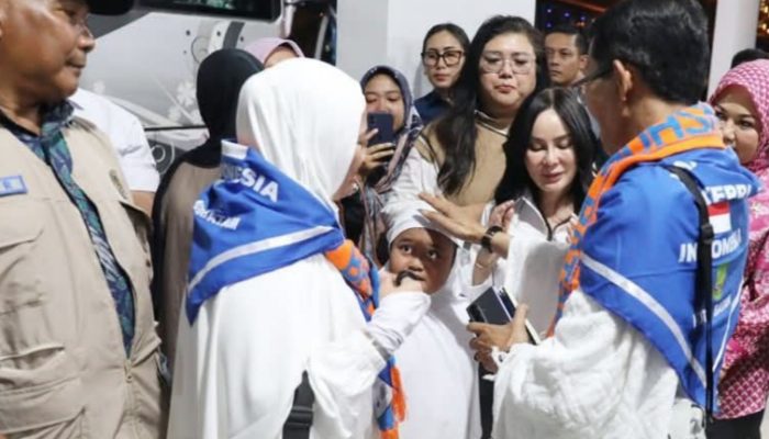 Suasana Haru Iringi Pelepasan Jemaah Haji Kloter 25 di Batam