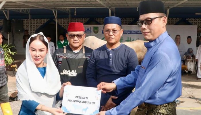 Li Claudia Serahkan Hewan Kurban Presiden Prabowo di Masjid Agung Batam