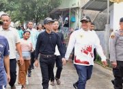 Diguyur Hujan, Wali Kota Batam Tetap Gotong Royong Bersama Warga di Gardan Raya