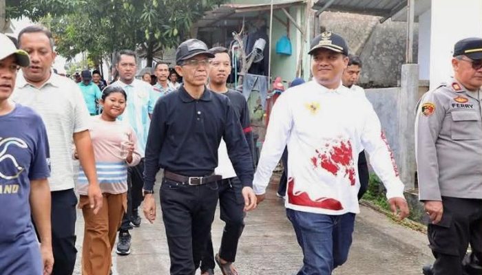Diguyur Hujan, Wali Kota Batam Tetap Gotong Royong Bersama Warga di Gardan Raya