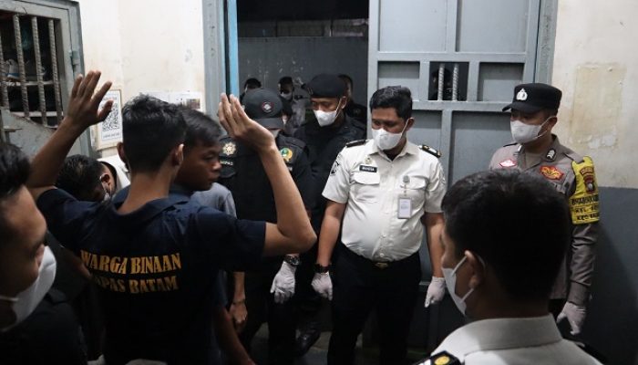 Aparat Gabungan Turun ke Lapas Batam, Kamar Hunian Narapidana Digeledah