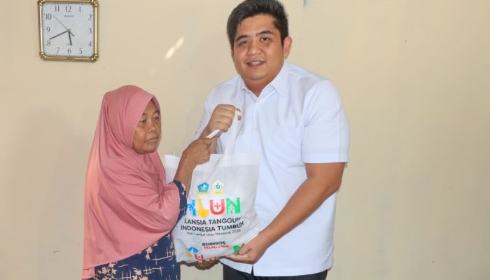 Bupati Bintan Antar Langsung Bantuan Sembako untuk Lansia di Toapaya