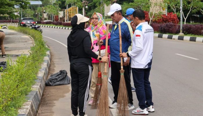 Ansar Pimpin Gotong Royong Massal di Jalan Bandara RHF, Soroti Pentingnya Wajah Kepri