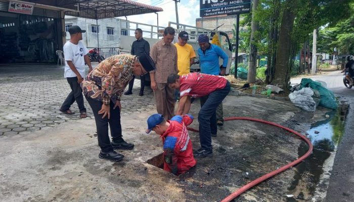 Lis Ancam Potong Kabel Optik yang Sumbat Drainase di Jalan D.I Panjaitan