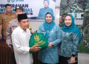 Dewi Ansar dan Weni Lis Serahkan Bantuan bagi Warga Zona Merah Malaria di Tanjungpinang
