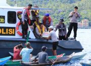 Naik Kapal Patroli, Kapolres Anambas Serahkan Bantuan untuk Nelayan Pesisir