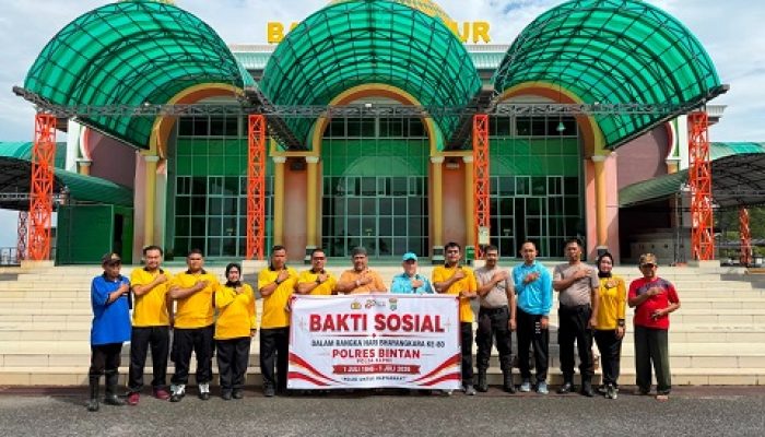 Sambut Hari Bhayangkara, Polsek Bintan Utara Bersihkan Masjid, Gereja, dan Vihara