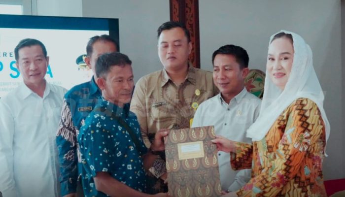 Cen Sui Lan Serahkan 57 Sertifikat Rumah Warga Puak, Akhiri Penantian Kepastian Hak Milik