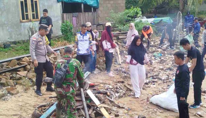 Gerakan Indonesia Asri, Polsek Jemaja Ajak Warga Jaga Kebersihan Pantai
