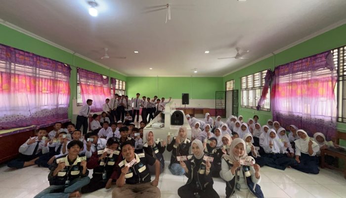 Mahasiswa KKN Desa Bakong Tanamkan Cinta Rupiah kepada Generasi Alpha di SMPN 2 Singkep Barat
