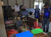 Lis Tinjau Rumah Roboh di Tanjung Unggat, Weni Bawa Bantuan Logistik
