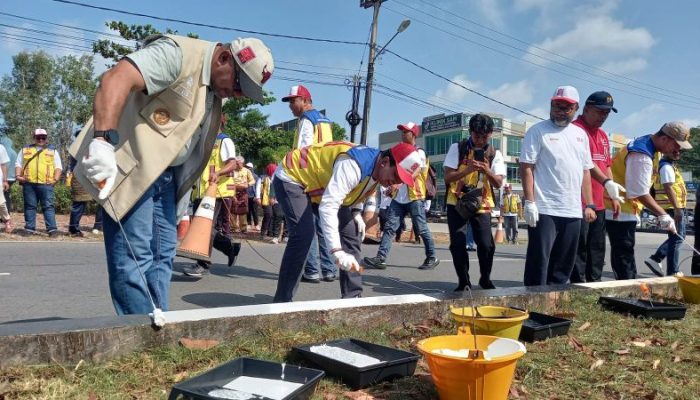 BPJN Kepri Cat Ulang Kerb Jalan Nasional, Lis Darmansyah: Tinggalkan Kesan Baik bagi Kota