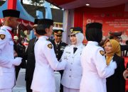 Deby Maryanti Pimpin Penurunan Bendera HUT ke-81 RI di Kijang
