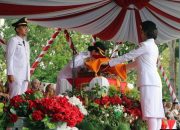Li Claudia Cium Sang Merah Putih Saat Pimpin Penurunan Bendera HUT ke-81 RI di Batam