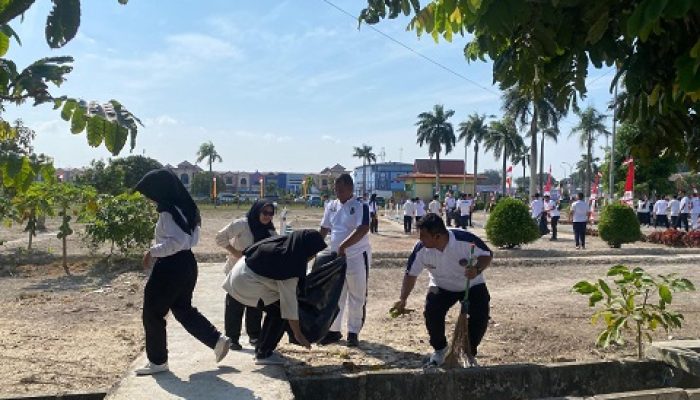 Rutan Batam dan UPT Pemasyarakatan Bersihkan Taman Makam Pahlawan Jelang HUT RI ke-81
